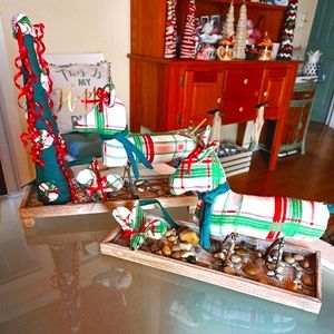 2 wooden trays 14" with 2 raindeer and tree and 2 mice+ free gift